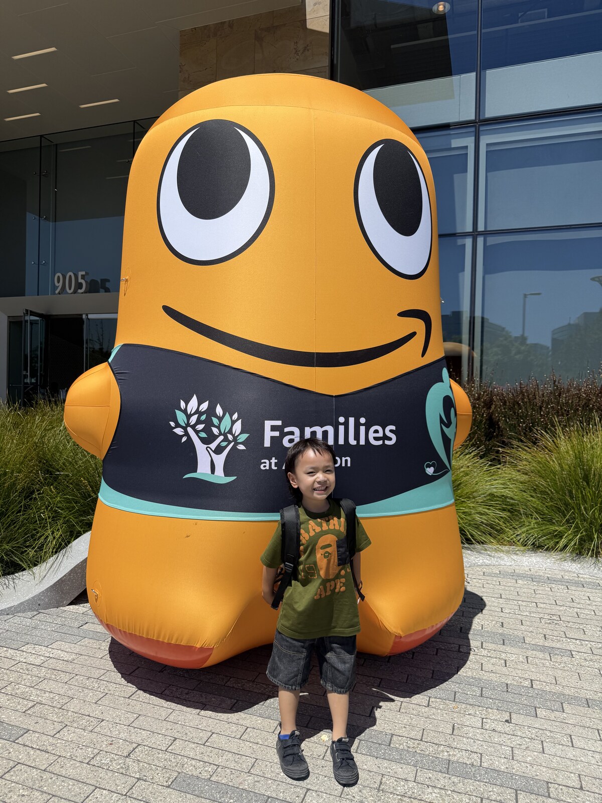 Jichang standing with a big smiling character at Daddy's office event