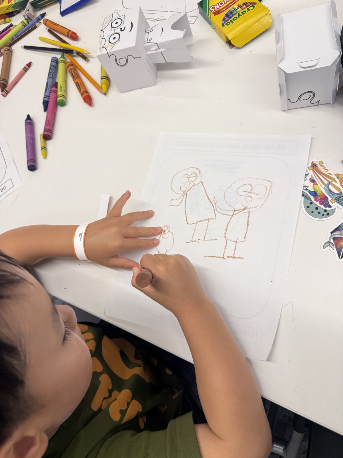 Jichang drawing Qiaobi's parents and little Qiaobi on the back of the paper