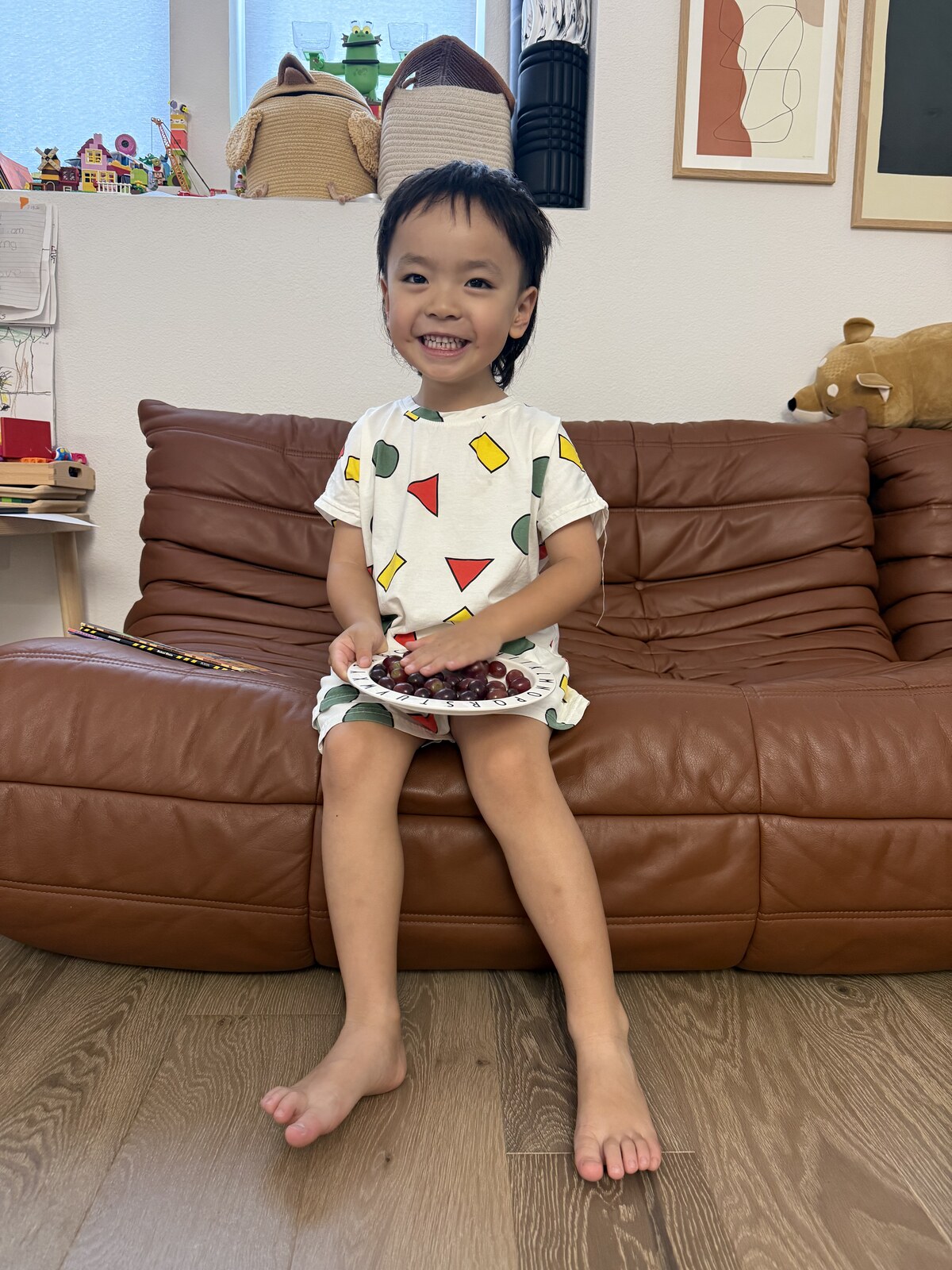 Jichang smiling with a bowl of grapes