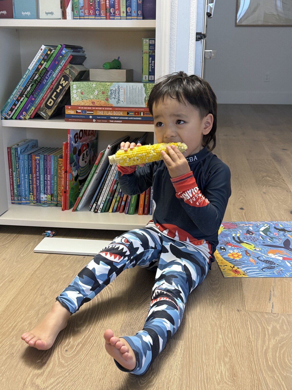 Jichang eating corn before going to the gym