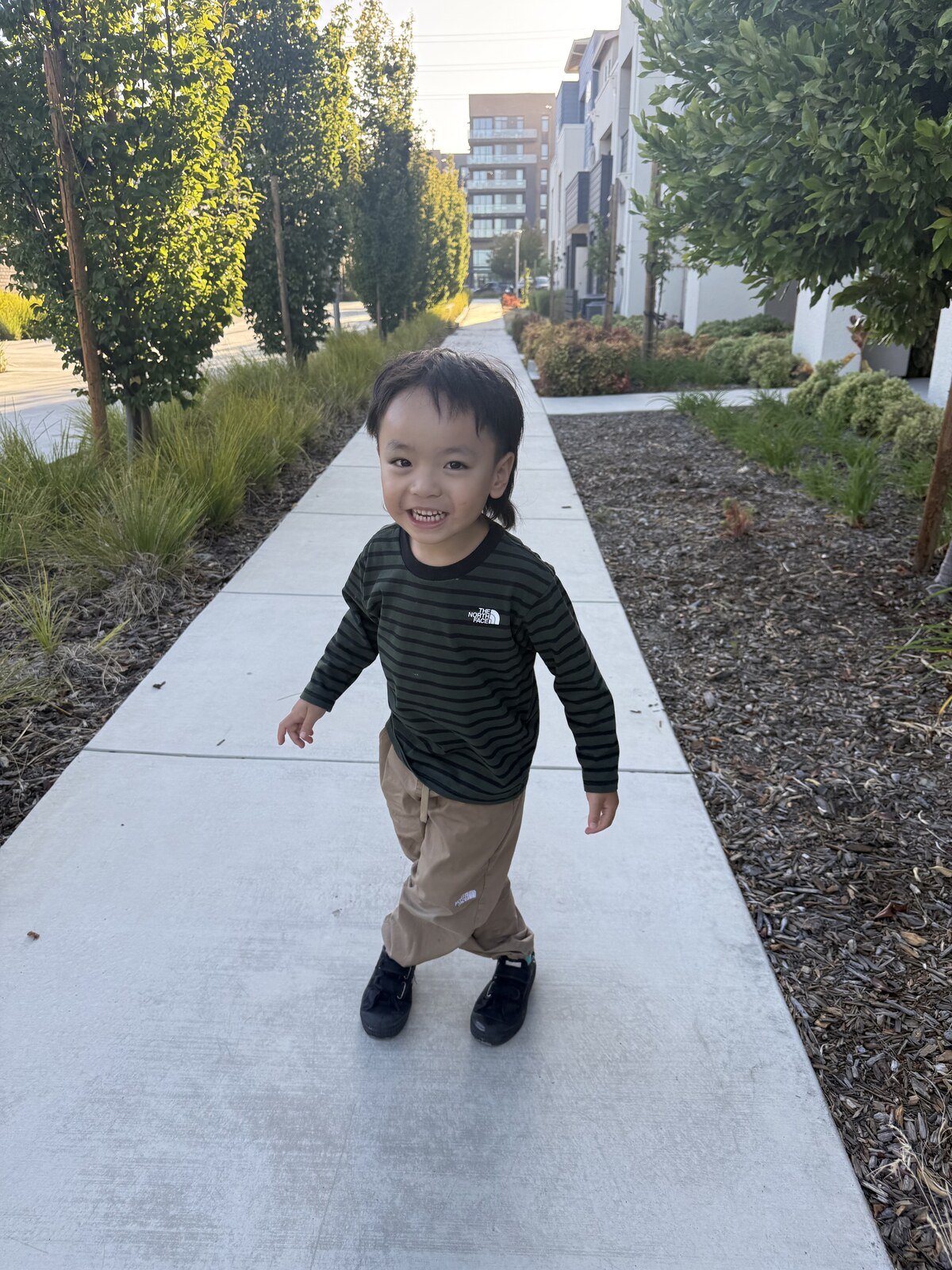 Jichang smiling on the sidewalk after swapping his left and right shoes