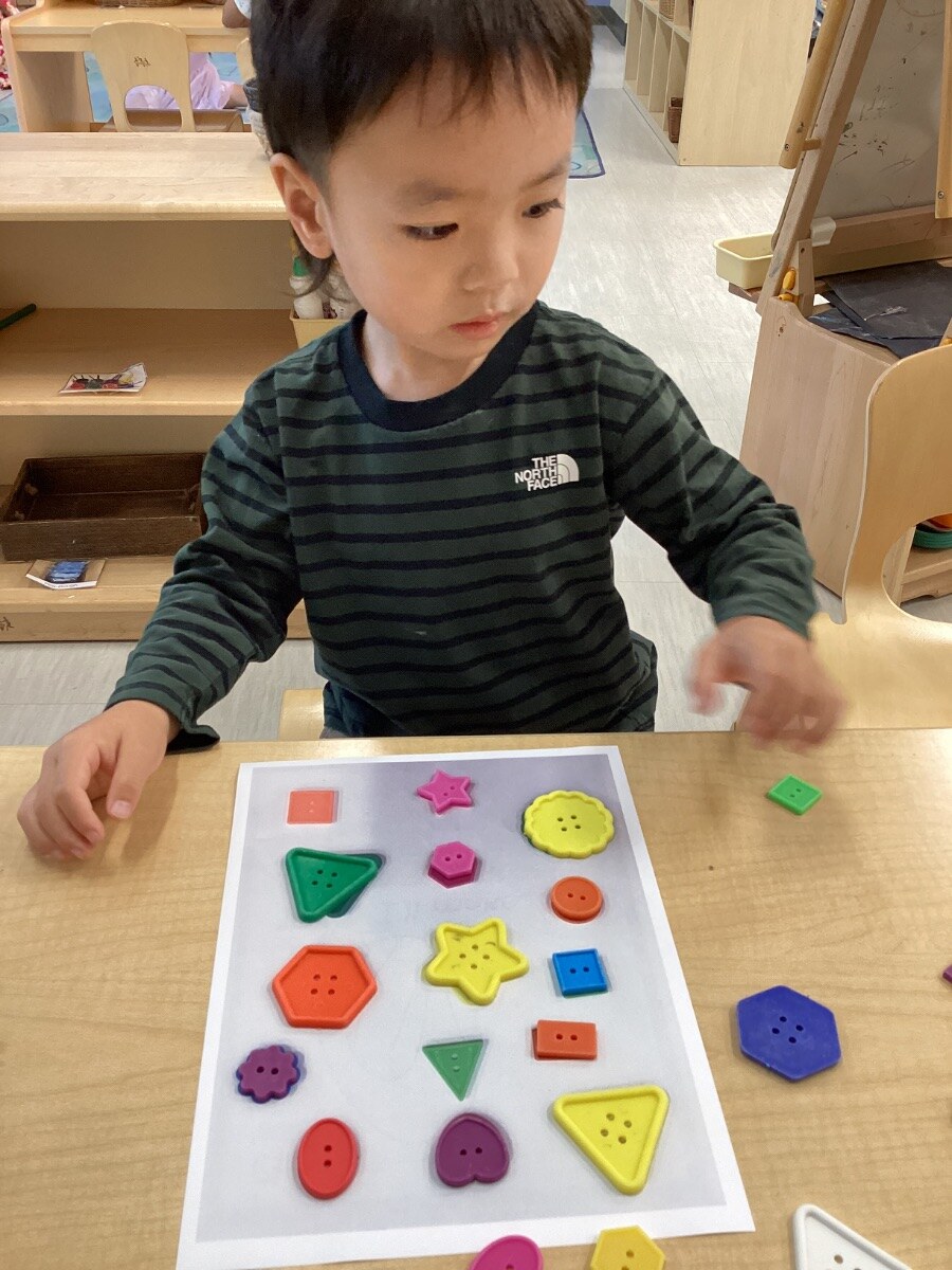Jichang matching colorful real buttons to button pictures in class