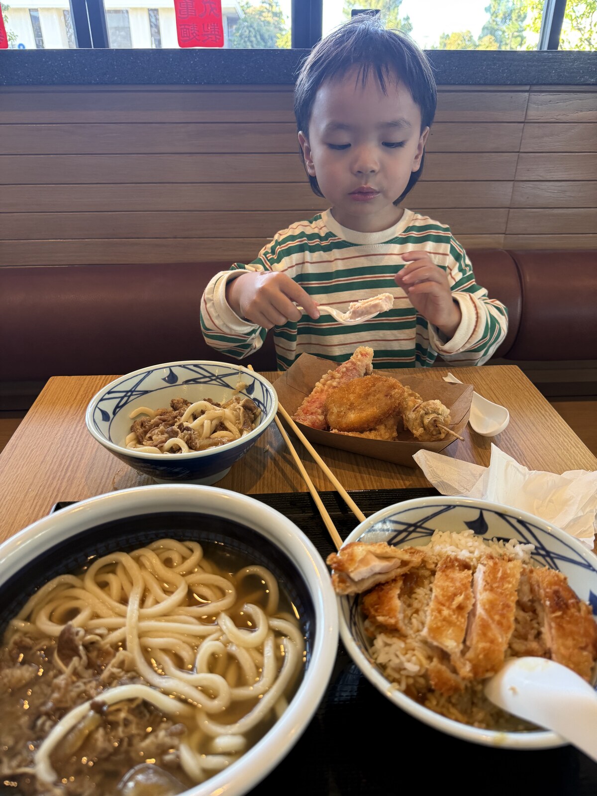 Jichang eating udon with meat at dinner