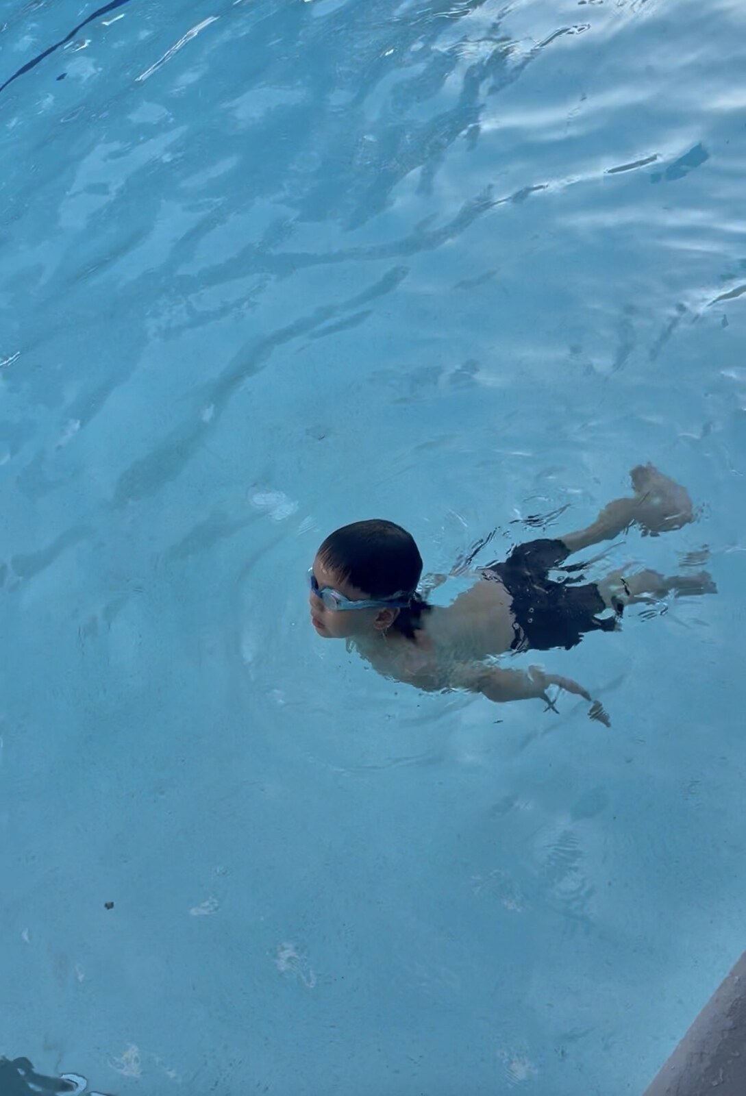 Jichang swimming in the pool after dinner