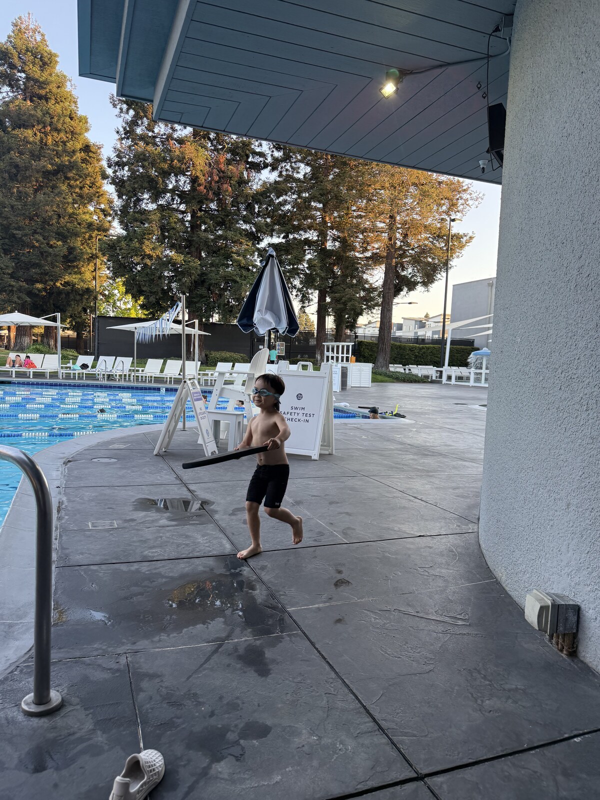 Jichang carrying a kickboard and running toward the pool after dinner
